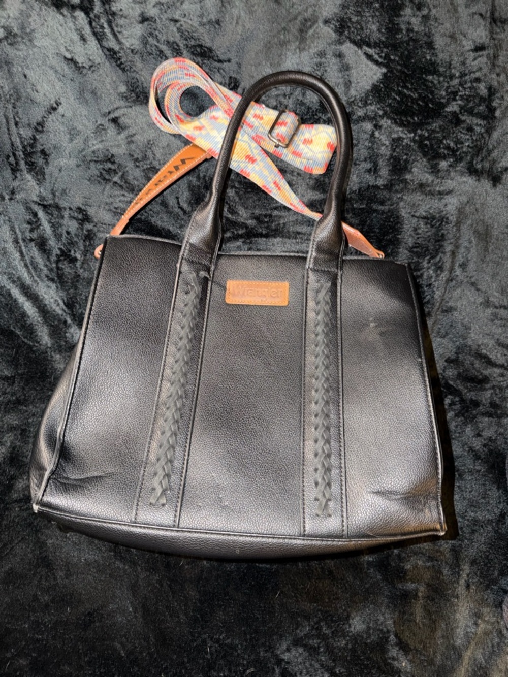Wrangler women’s tote with shoulder strap
